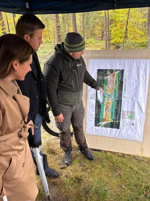 Spatenstich für den Bikepark am Schmausenbuck am 23. Oktober 2025 (v.r.) mit Forstbetriebsleiter Johannes Wurm, Oberbürgermeister Marcus König und Sportreferentin Cornelia Trinkl. | Foto: Marc Steinberger / Stadt Nürnberg