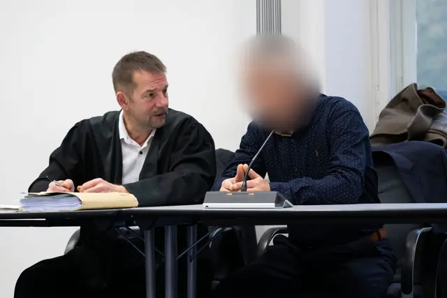 Im Prozess um mehrere Giftanschläge hat der Angeklagte (rechts) ein Geständnis abgelegt.
 | Foto: © Pia Bayer/dpa (Archiv)