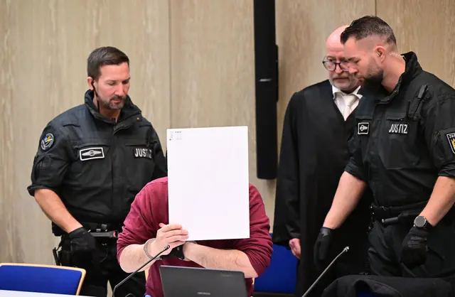 Der Angeklagte äußerte sich via seinem Verteidiger Uwe Kosmala zur Tat. | Foto: Bernd Weißbrod/dpa