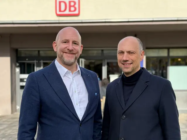 Stadtrechtsdirektor Olaf Kuch (li.) und CSU-Fraktionsvorsitzender Andreas Krieglsteinbeim Ortstermin am Südausgang des Hauptbahnhofes.  | Foto: David Papaja