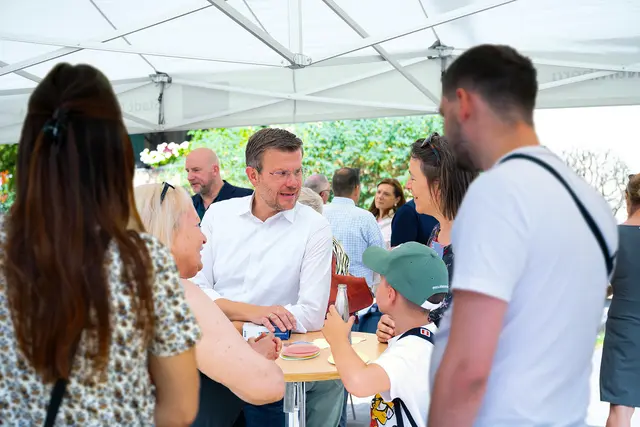 Die Stadt Nürnberg und Oberbürgermeister Marcus König ziehen eine positive Bilanz der neuen Veranstaltungsreihe „Lass uns reden“: Oberbürgermeister Marcus König im Gespräch mit Bürgerinnen und Bürgern. | Foto: Christine Dierenbach / Stadt Nürnberg