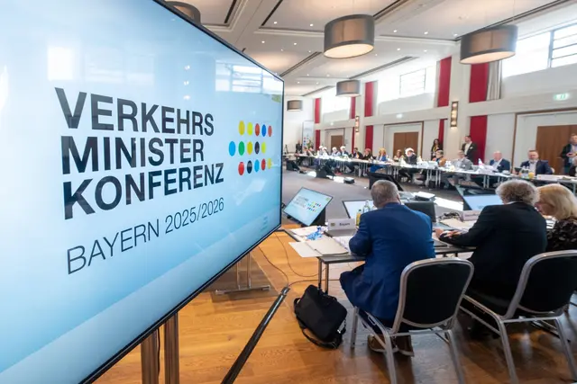 Beim Deutschlandticket stellte die Verkehrsministerkonferenz die Weichen für einen Preismechanismus, der ab 2027 gelten soll. | Foto: Armin Weigel/dpa
