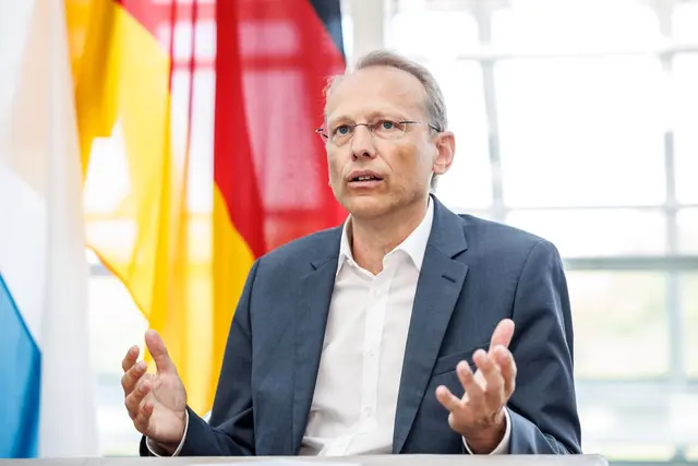 Der bayerische DGB-Chef Bernhard Stiedl fordert, Feiertage nachzuholen, wenn sie aufs Wochenende fallen.  | Foto: Matthias Balk/dpa (Archivbild)