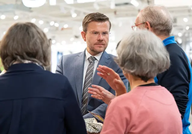 Die Stadt Nürnberg und Oberbürgermeister Marcus König ziehen eine positive Bilanz der neuen Veranstaltungsreihe „Lass uns reden“: Oberbürgermeister Marcus König im Gespräch mit Bürgerinnen und Bürgern. | Foto: Christine Dierenbach / Stadt Nürnberg