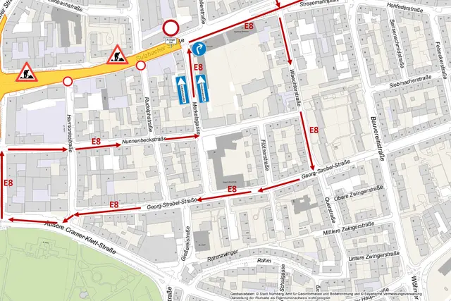 Auf der rotmarkierten Strecke der VAG-Buslinie E8 sind für die Dauer der Baustelle Halteverbote aufgestellt, damit die Busse den Bereich trotz enger Straßenverhältnisse sicher passieren können. Für die Merkelsgasse gilt während dieser Zeit eine Einbahnstraßenregelung. 
 | Foto: Geobasisdaten / Stadt Nürnberg, Geo und © Bayerische Vermessungsverwaltung