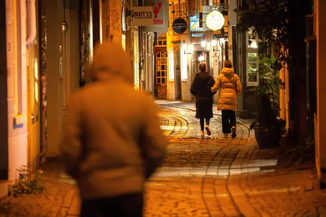Für viele Mädchen und Frauen ist der Heimweg in der Nacht mit Angst verbunden. | Foto: Sina Schuldt/dpa (Symbolbild)