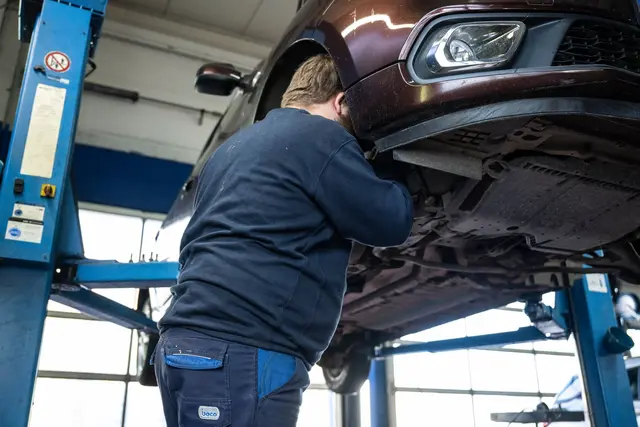 Die Preise für Autoreparaturen haben deutlich angezogen.  | Foto: Hannes P Albert/dpa (Archivbild)