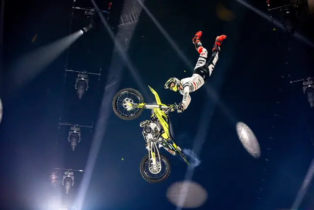Auch waghalsige Motorrad-Stunts unter der Zirkus-Kuppel gehören zum spektakulären Programm. | Foto: Zirkus Flic Flac