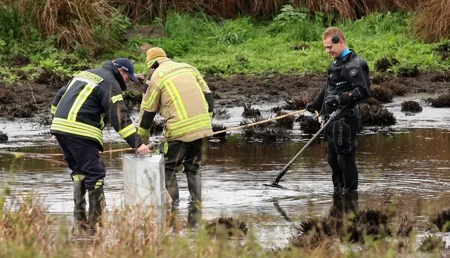 Einsatzkräfte haben bei ihren Ermittlungen zum Tod des achtjährigen Fabian aus Güstrow erneut einen Tümpel im Bereich des Fundortes der Leiche in den Blick genommen. | Foto: Bernd Wüstneck/dpa