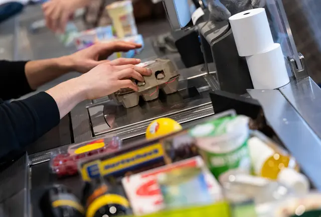 An den meisten Kassen im deutschen Einzelhandel sitzen noch Kassiererin oder Kassierer. | Foto: Sven Hoppe/dpa (Symbolbild)