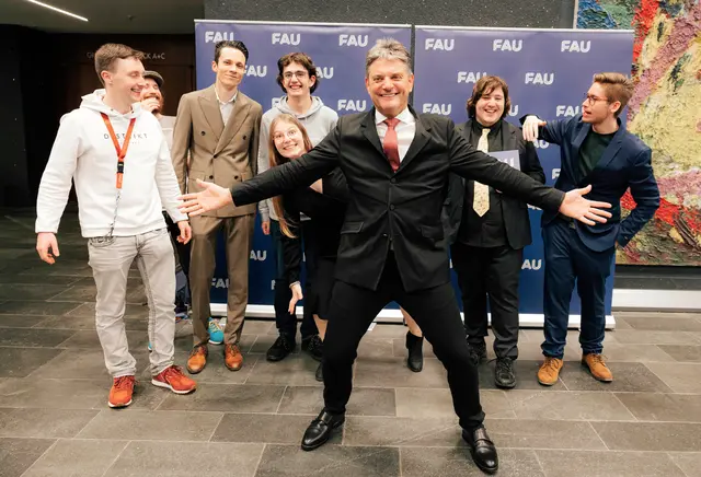 Gut gelaunt beim Dies academicus 2025: FAU-Präsident Joachim Hornegger mit Studenten. | Foto: © FAU/Giulia Iannicelli