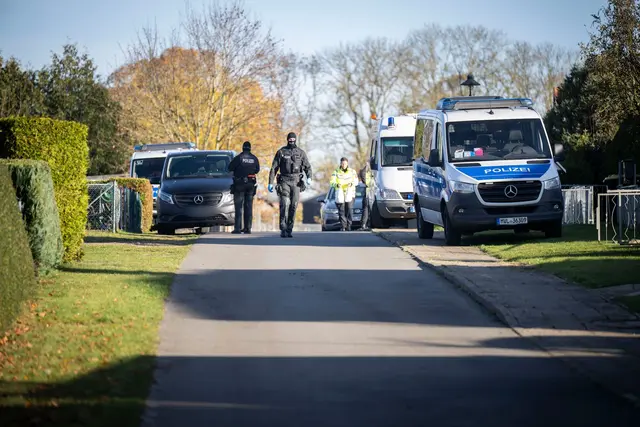 Rund 120 Einsatzkräfte durchsuchen mehrere Objekte in Reimershagen und Rum Kogel bei Güstrow. | Foto: Philip Dulian/dpa