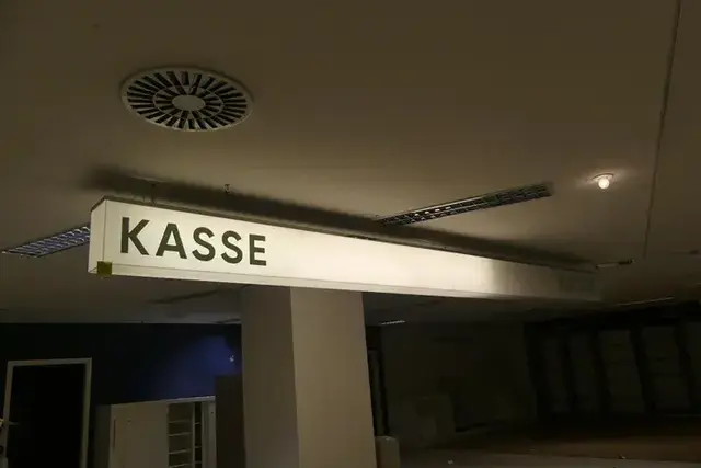 Das Kaufhof-Investar wird versteigert - wie beispielsweise dieser beleuchtete Kassen-Hiinweis.  | Foto: Restlos.com