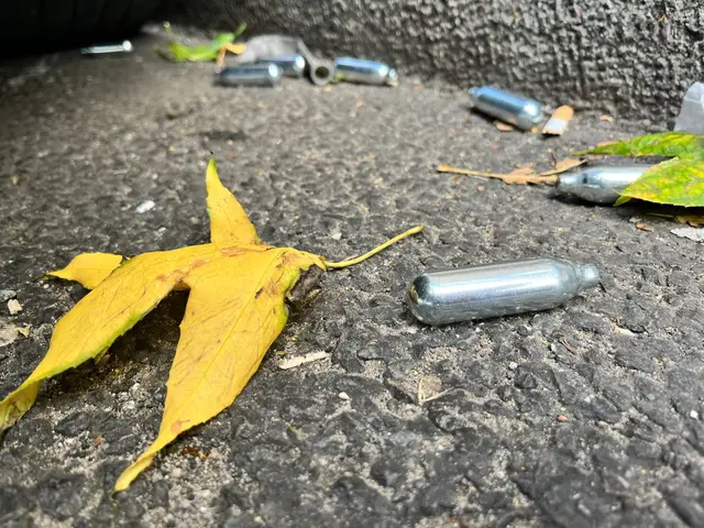 Lachgas ist eine beliebte Partydroge - mit laut Experten gefährlichen Folgen für die Gesundheit.  | Foto: Julia Kilian/dpa (Symbolbild)