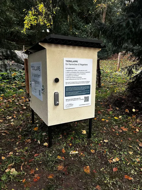 Die erste «Tierklappe» der Schweiz - das Konzept ist nicht unumstritten.

 | Foto: -/Stiftung Tierklappe/dpa