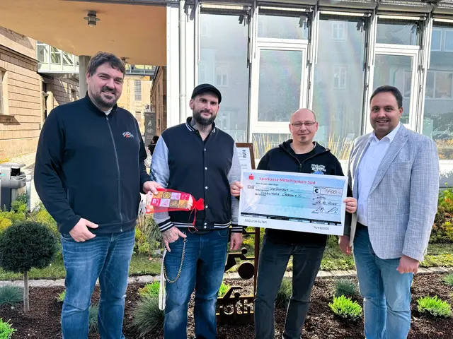 Über den Spendenscheck in Höhe von 400 Euro freute sich Daniel Salomon von der „Musikinitiative Wallesau ist Blau e. V.“. V.l.n.r. Stadtmarketing-Beauftragter Mark Bartholl, Patrick Manthey vom Tattoo-Studio Green8Ink., Daniel Salomon und Andreas Buckreus.  | Foto: Stadt Roth