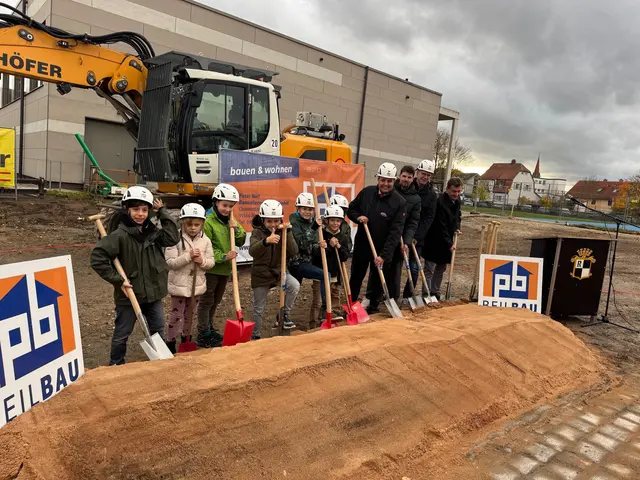 Gemeinsam mit Kindern des Kinderhorts DIAKONEO wurde der offizielle Spatenstich für das neue Hortgebäude an der Grundschule Gartenstraße durchgeführt.  | Foto: Stadt Roth