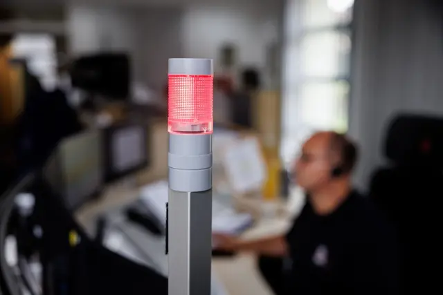 Wer in einer Notrufzentrale anruft, steht meist unter Stress. Muss man nach den richtigen Worten suchen, wird die Situation noch unangenehmer. (Symbolbild) | Foto: Matthias Balk/dpa