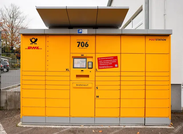 Gelbe Monster:  Bundesweit 72 Automaten wurden als Postfilialen zugelassen, diese hier in Sankt Augustin bei Bonn ist eine davon. | Foto: Thomas Banneyer/dpa (Symbolfoto)