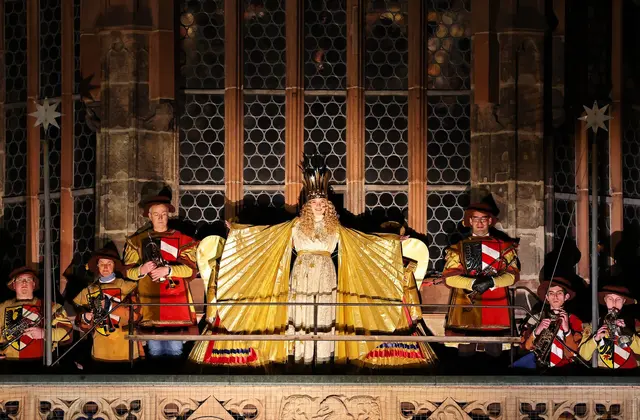 So prunkvoll wie hier bei der Eröffnung des Nürnberger Christkindlesmarktes 2024 soll auch das Kostüm des neuen Christkinds Nora Falk aussehen. (Archivbild) | Foto: Daniel Karmann/dpa