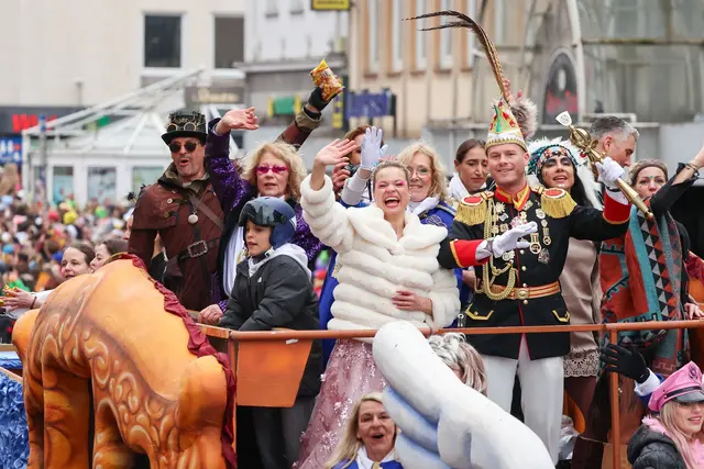 Die Prinzenpaare fahren bei Umzügen oft auf Wagen mit.  | Foto: Daniel Löb/dpa (Archivbild)