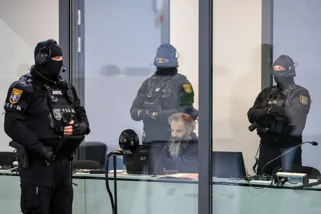 Der Angeklagte Taleb al-Abdulmohsen sitzt mit Handfesseln in dem kugelsicheren Glaskasten im temporären Gerichtsgebäude. | Foto: Jan Woitas/dpa