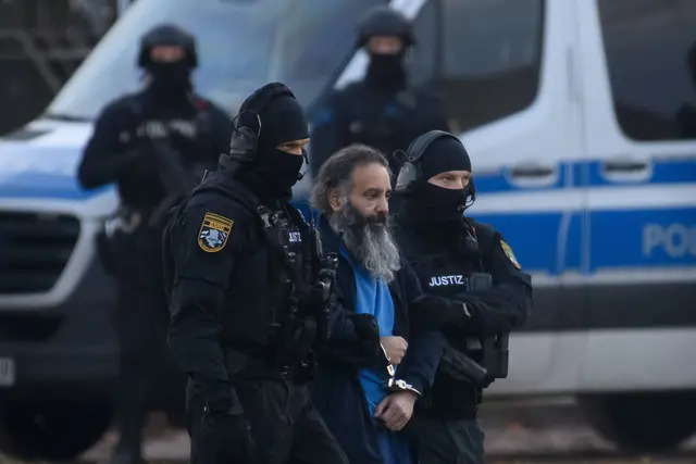 Der Angeklagte Taleb al-Abdulmohsen wird vor Beginn des zweiten Prozesstages in den Gerichtssaal geführt. | Foto: Hendrik Schmidt/dpa