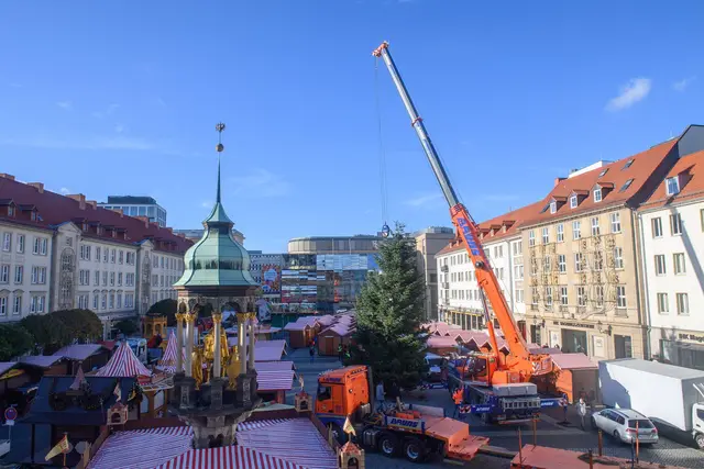 Schon seit Ende Oktober stehen die ersten Buden auf dem Alten Markt vor dem Magdeburger Rathaus.  | Foto: Klaus-Dietmar Gabbert/dpa (Archivbild)