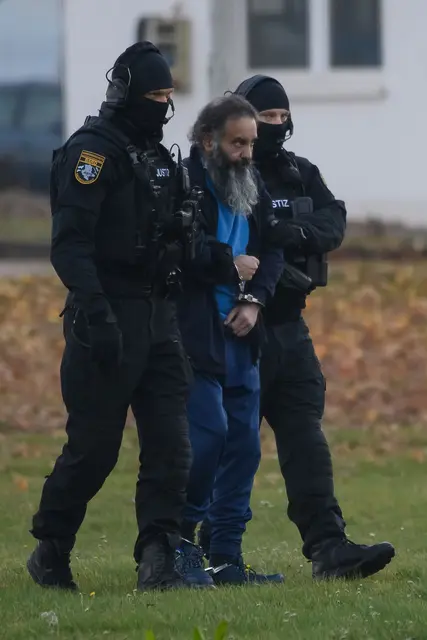 Der Angeklagte Taleb al-Abdulmohsen wird vor Beginn des zweiten Prozesstages in den Gerichtssaal geführt. | Foto: Hendrik Schmidt/dpa