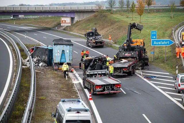 Die Autobahn ist in nördlicher Fahrtrichtung zeitweise gesperrt. | Foto: Daniel Vogl/dpa
