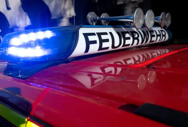 Die Feuerwehr rückte am frühen Morgen zum Brand eines Wohnhauses in Nürnberg aus. (Symbolbild) | Foto: Sven Hoppe/dpa