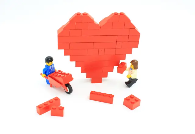 Ein schönes Symbolbild: Mit Legosteinen an der gemeinsamen Herzens-Liebe bauen. | Foto: LT-stock.adobe.com (Symbolbild)
