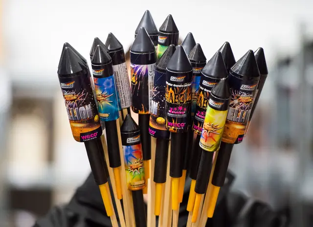 Auf das klassische Silvesterfeuerwerk verzichten die meisten Deutschen laut einer Umfrage. (Symbolbild) | Foto: Christophe Gateau/dpa