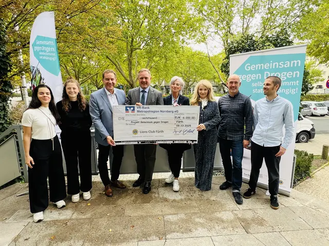 Spendenübergabe im Landratsamt: Gemeinsam stark für Drogenprävention.  | Foto: Roland Beck