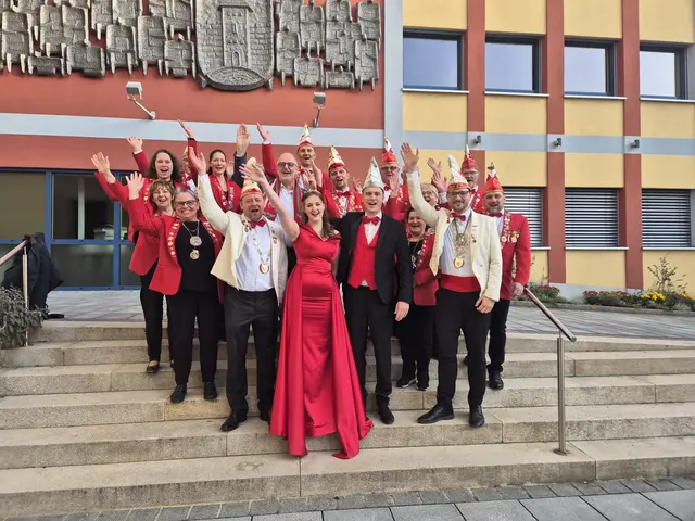 Prinzessin Arwen I. und Prinz Michael II. in Begleitung der Hofdamen und Elferräte der Faschingsgesellschaft Cyrenesia beim Antrittsbesuch im Zirndorfer Rathaus. | Foto: Stadt Zirndorf