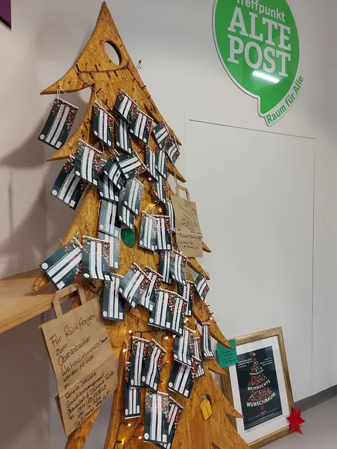 Die Karten am Weihnachtswunschbaum stehen ab dem 28.November 2025 im Treffpunkt Alte Post bereit. | Foto: © Stadt Oberasbach