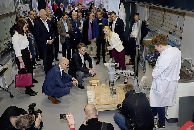Wissenschaftsminister Markus Blume besuchte bei der Eröffnung des Ohm Innovation Center unter anderem das Labor für Sustainable Materials &amp; AI for Engineering.  | Foto: Thomas Riese