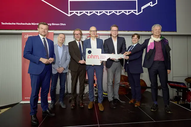 Schlüsselübergabe für das größte Forschungsgebäude einer Hochschule für angewandte Wissenschaften in Deutschland: Nürnbergs Oberbürgermeister Marcus König, Thomas Röder und Bertram Schultze von der MIB Projektentwicklung GmbH, Ohm-Präsident Prof. Dr. Niels Oberbeck, Wissenschaftsminister Markus Blume, Oliver Merz von der Immobilien Freistaat Bayern und Jan Knippel, Amtsleiter des Staatlichen Bauamts Erlangen-Nürnberg (von links).  | Foto: Thomas Riese