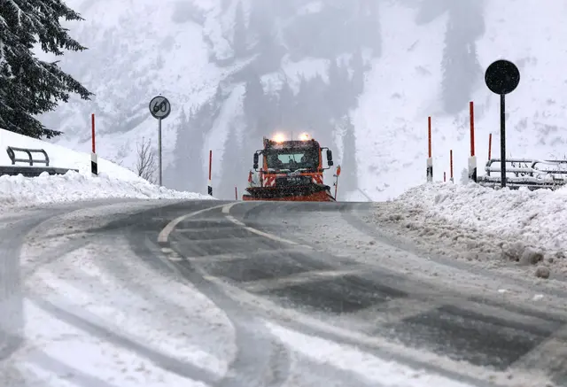 Mit 880 Fahrzeugen gewährleistet der Freistaat Bayern in der bevorstehenden Saison den Winterdienst auf Bundes- und Landesstraßen. (Archivbild) | Foto: Karl-Josef Hildenbrand/dpa