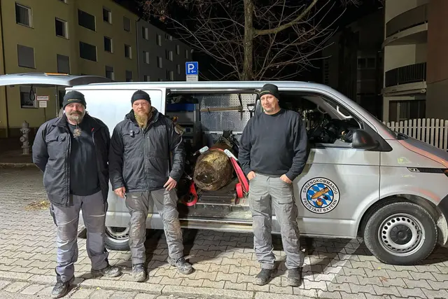 Bravo!: Die drei Helden der Nacht, die direkt an der Bombe gearbeitet haben.  Der endgültig unschädlich gemachte Übeltäter aus dem Zweiten Weltkrieg wurde von den Sprengmeistern Heiko Büchl, Florian Süß und Michael Weiß (v.l.) abtransportiert.  | Foto: Stadt Nürnberg