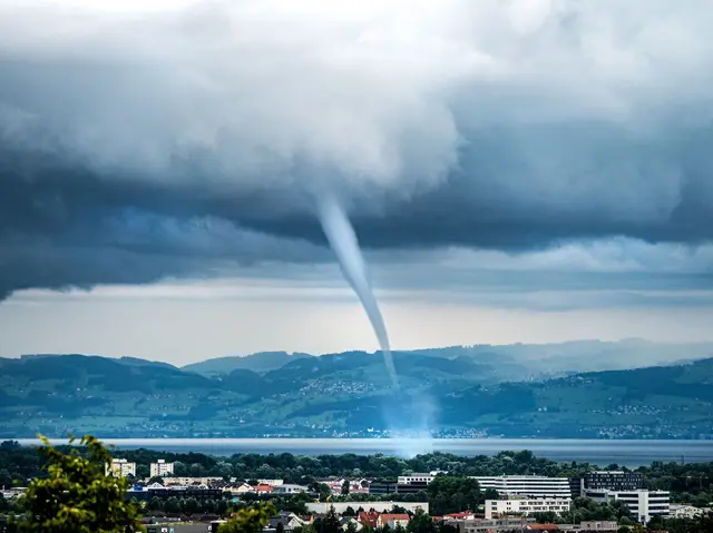 Über dem Bodensee werden immer wieder einmal Tornados registriert wie hier 2021 bei Friedrichshafen. In diesem Jahr fegte einer auch über den bayerischen Teil des Sees.  | Foto: Dr. Christoph Sommergruber/dpa (Archivbild)