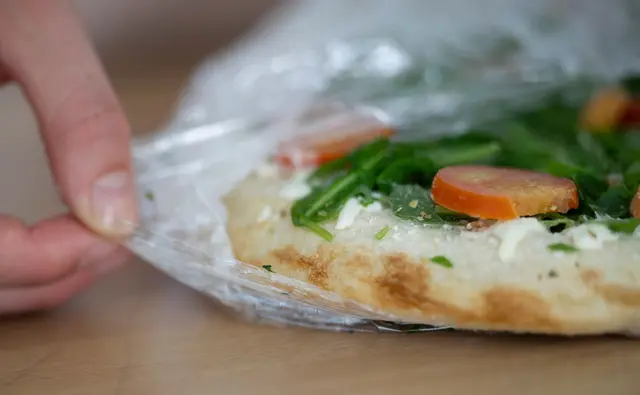 Wird Tiefkühlpizza künftig teuer? | Foto: Marijan Murat/dpa (Archivbild)