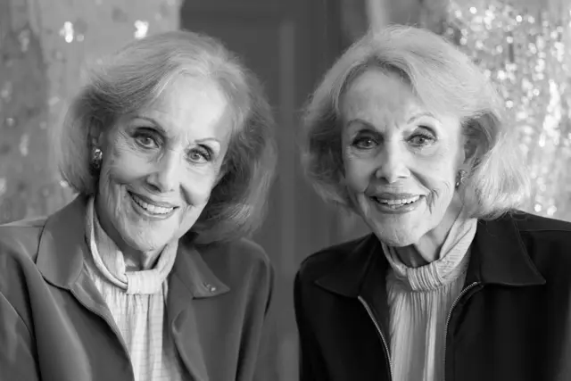 Alice (l.) und Ellen Kessler wurden als Sängerinnen und Tänzerinnen international berühmt. (Archivbild) | Foto: Lennart Preiss/dpa