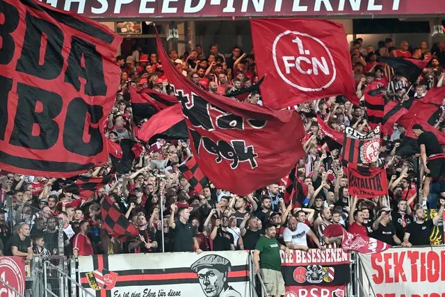 Fans des 1. FC Nürnberg feiern im Max-Morlock-Stadion.  | Foto: Jens Niering/dpa
