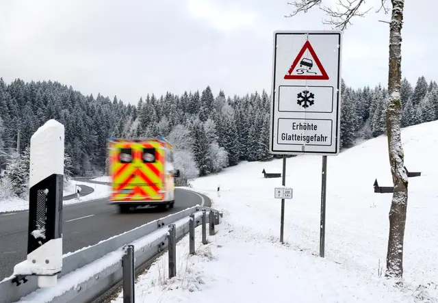 Bei Schnee und Frost wird es auf den Straßen gefährlich.  | Foto: Sven Hoppe/dpa