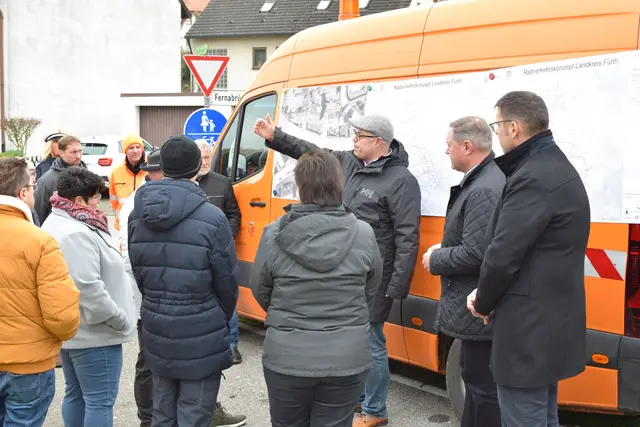 Andreas von Dobschütz, Staatliches Bauamt Nürnberg, erklärt den Anwesenden die geplante Straßenverkehrsmaßnahme in Roßtal. | Foto: Landratsamt Fürth