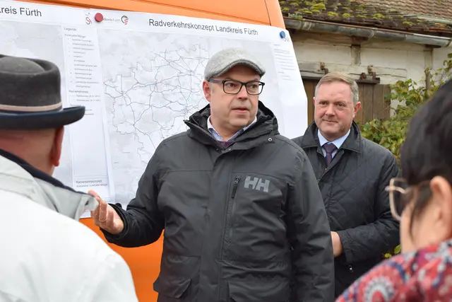Andreas von Dobschütz, Staatliches Bauamt Nürnberg, erklärt den Anwesenden die geplante Straßenverkehrsmaßnahme in Roßtal. | Foto: Landratsamt Fürth