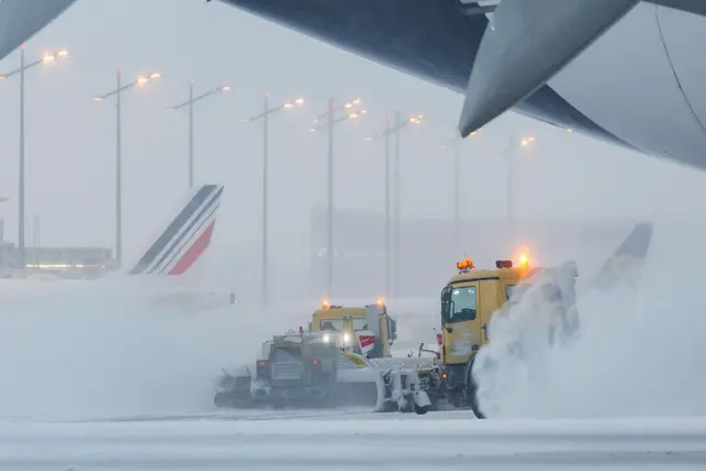 Der Winterdienst an Flughäfen hat teils ununterbrochen zu tun. | Foto: Daniel Karmann/dpa