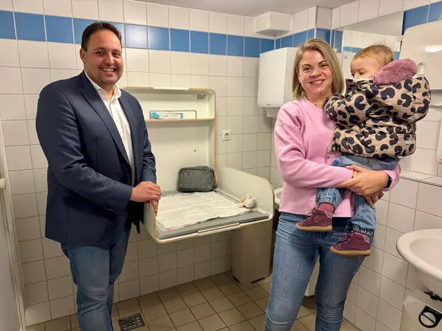 Mitarbeiterin Sarah Jahn hat den neuen Wickeltisch direkt mit ihrer Tochter ausprobiert und für gut befunden.  | Foto: Stadt Roth