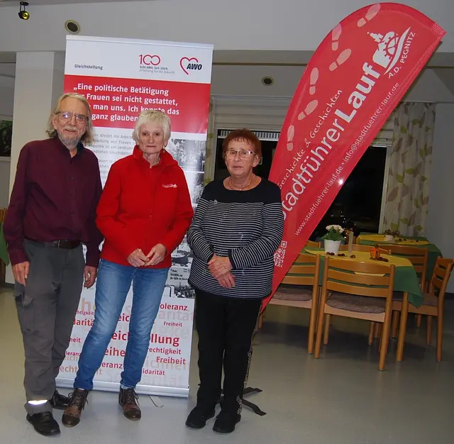 Beate Hafer-Drescher von den Stadtführern in der Mitte | Foto: Edith Link